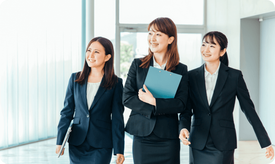 仕事体験中の女性たち